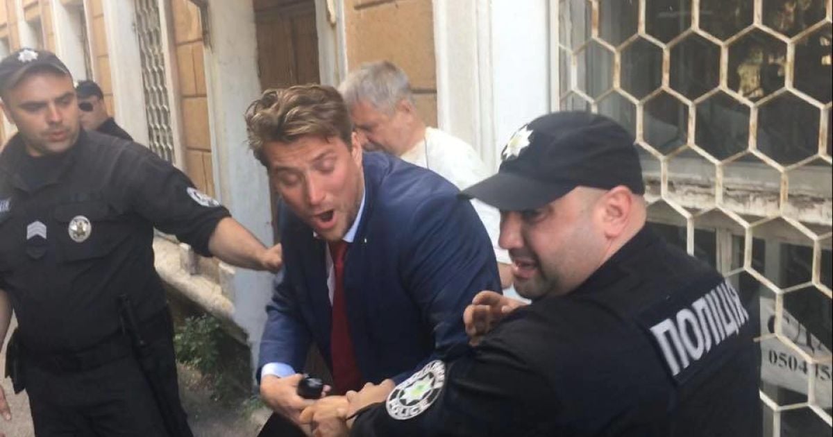 В Черноморске адвокат обвиняемых по делу "2 мая" ударил электрошокером активистов