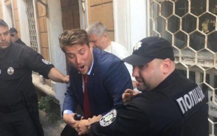 В Черноморске адвокат обвиняемых по делу "2 мая" ударил электрошокером активистов