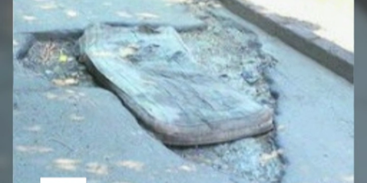 В ямах на киевских дорогах водители теряют колеса, подвеску и даже лобовое стекло