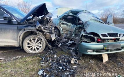 На скользкой дороге водитель не справился с управлением: в Запорожской области в ДТП погибли супруги