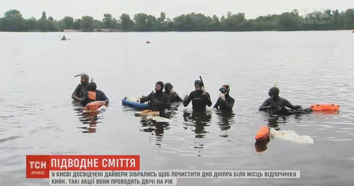 В Киеве дайверы-волонтеры убрали со дна Днепра килограммы мусора