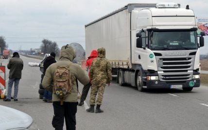 На трассе Киев-Чоп зафиксировали перегруженную на 34 тонны фуру. Видео-антирейтинг нарушителей