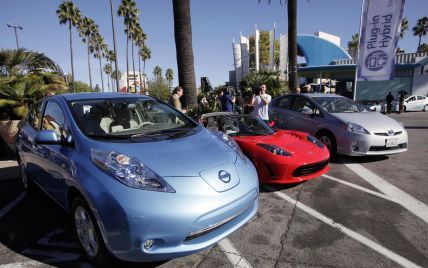 Электрокары обогнали по продажам авто на "механике" в Америке. Статистика