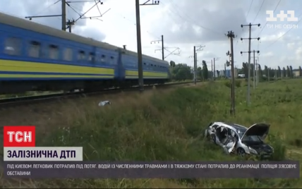 Зупинився на колії: у Київській області потяг протаранив автомобіль