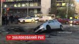У Києві прорвало гарячу трубу – авто провалилось в яму з окропом