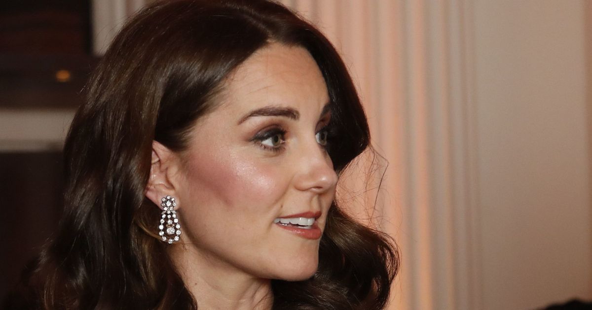 Беременная Кейт Миддлтон подчеркнула маленький животик обтягивающим платьем