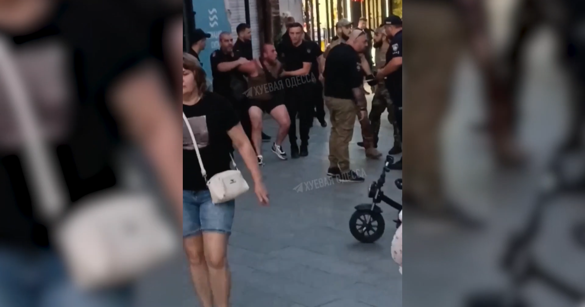В Одессе мобилизационная группа оповещения провела жесткое задержание возле заведения заведения