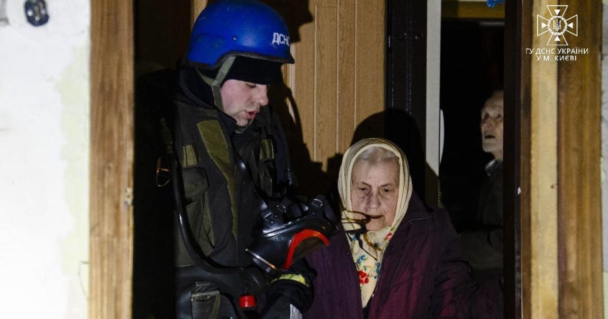 Спасатели эвакуируют женщину после ракетного удара по Киеву
