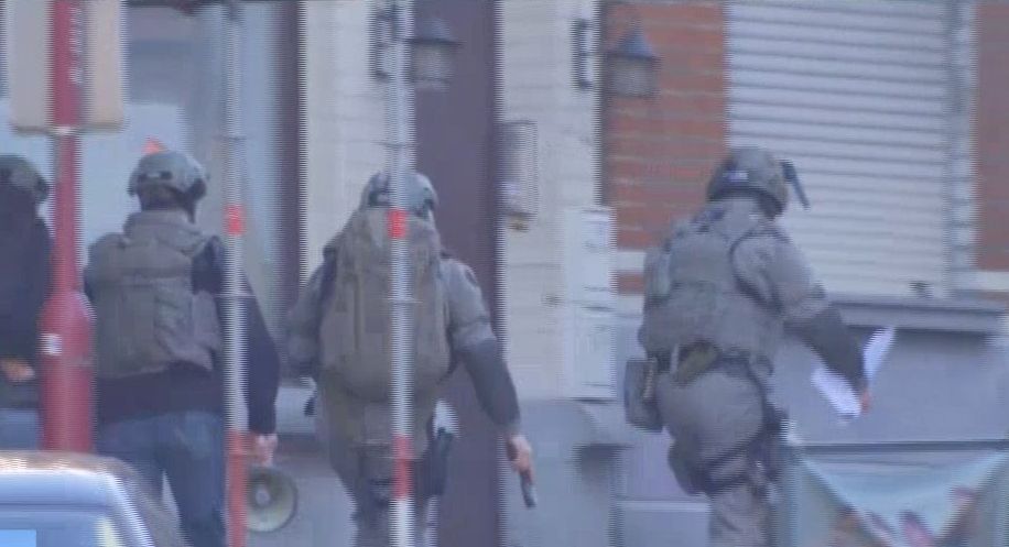 В Брюсселе полиция окружила здание, где может скрываться вооруженный преступник