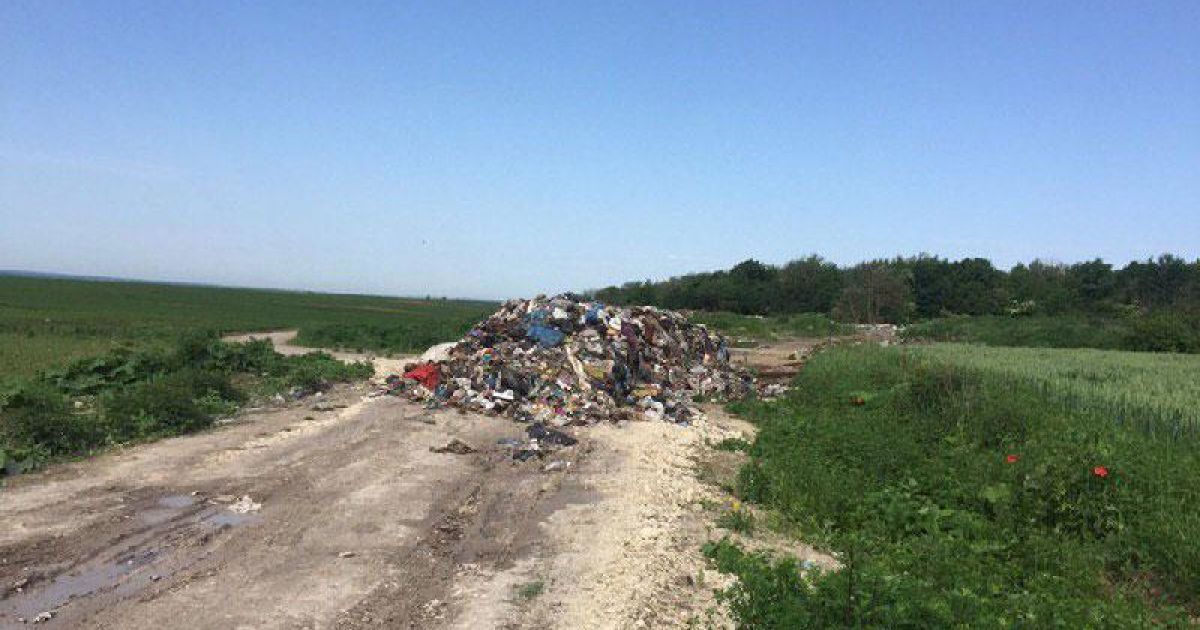Пробірки, сміттєзвалище_2 / © ГУ Нацполіції в Рівненській області