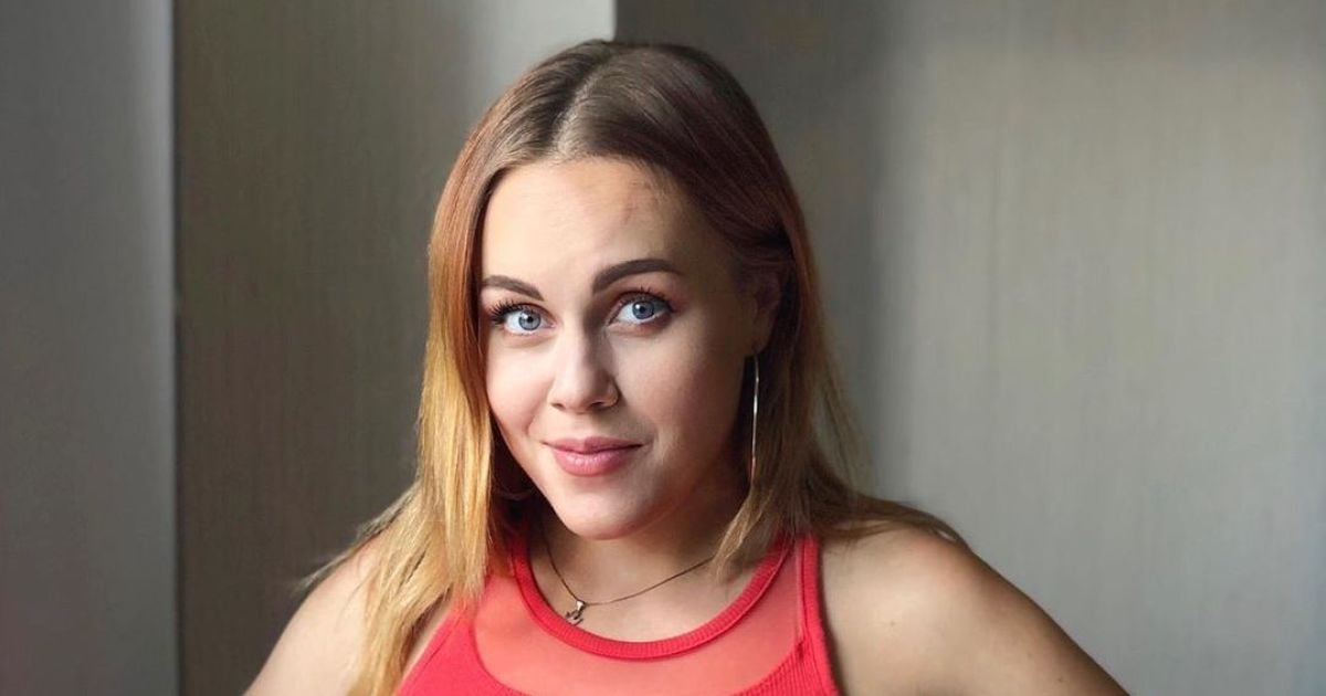 Вагітна Alyosha підкреслила величезний животик яскравою сукнею