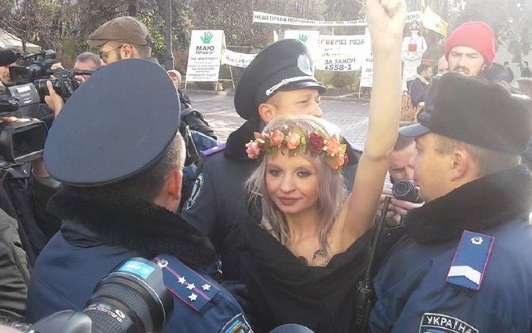 Під парламентом затримали дівчат з Femen / © facebook/Олександр Рудоманов