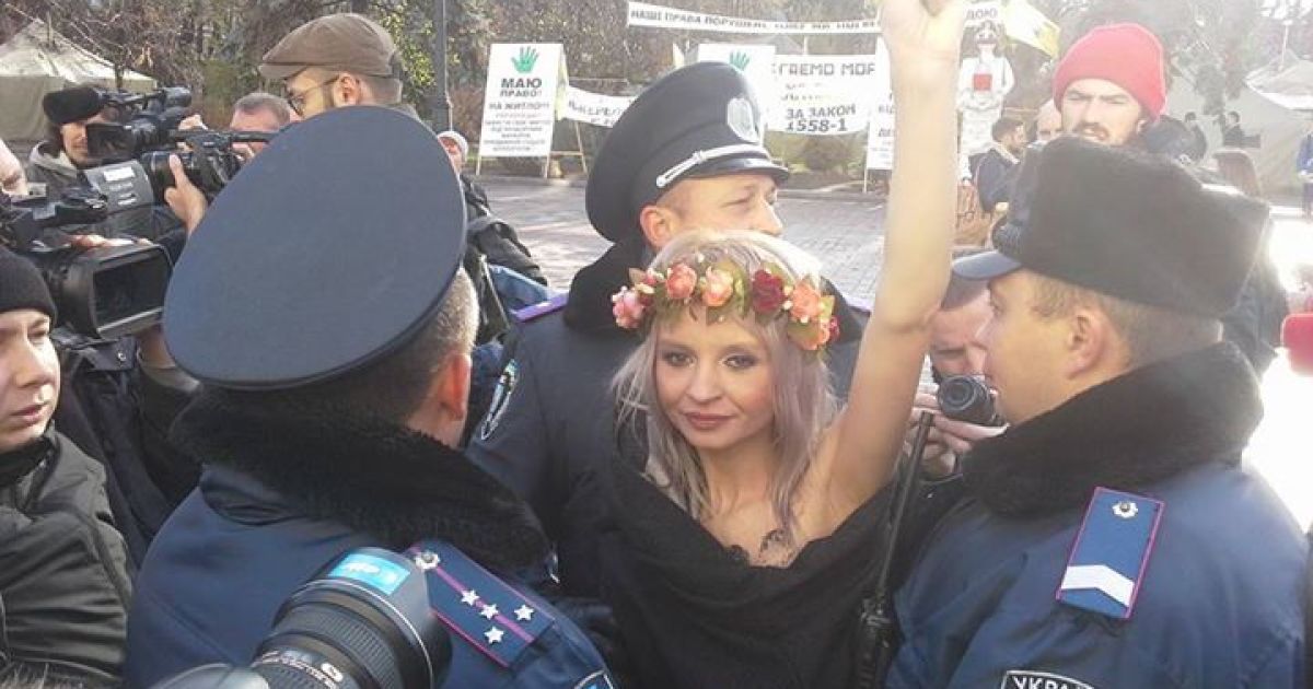 Під парламентом затримали дівчат з Femen / © facebook/Олександр Рудоманов