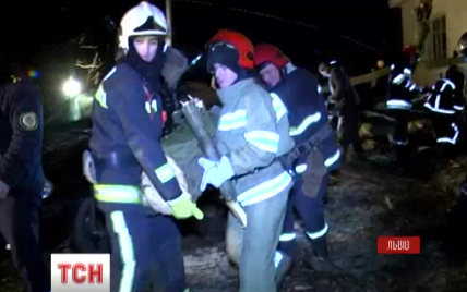 Ураган во Львове побил несколько машин и ранил двухлетнего ребенка