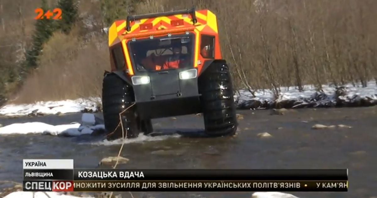 Спасатели тестируют украинский вездеход "Богун", который умеет плавать и преодолевает лесные завалы