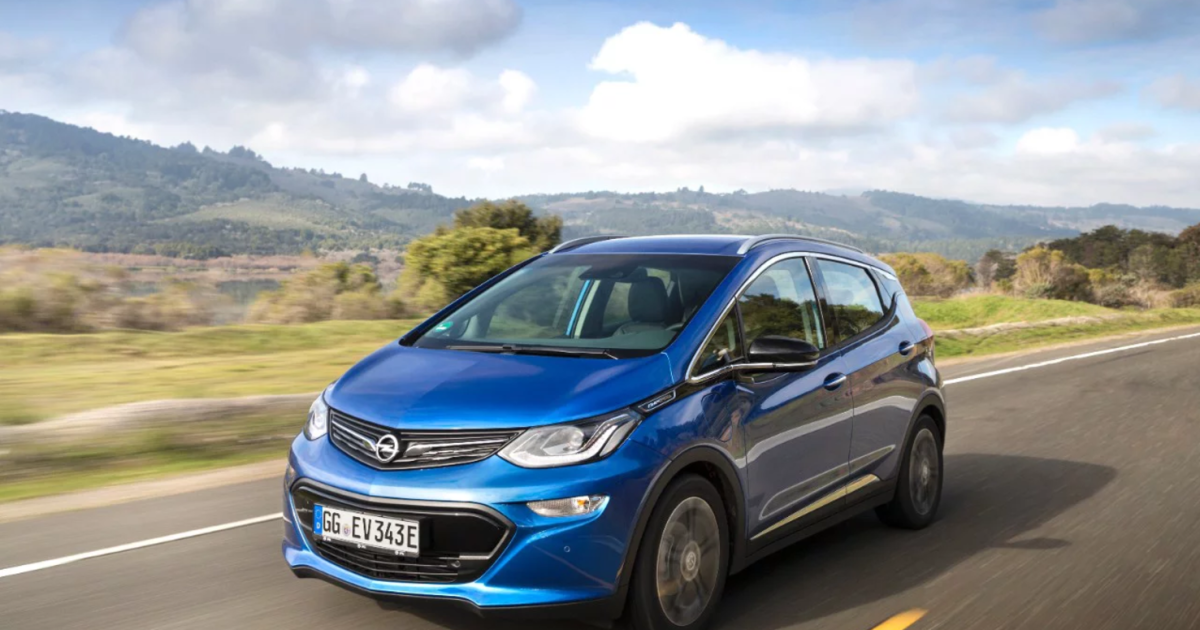 Глава Opel передал Папе Римскому ключи от электрокара Ampera-e