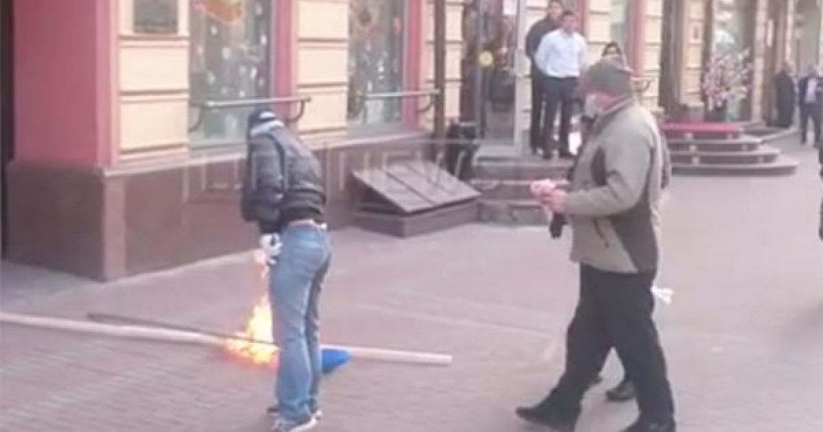 В Москве среди бела дня люди в масках сорвали и сожгли флаг Украины