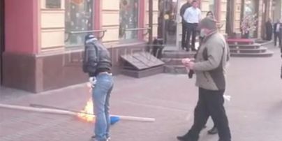 У Москві серед білого дня люди в масках зірвали і спалили прапор України