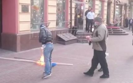 В Москве среди бела дня люди в масках сорвали и сожгли флаг Украины