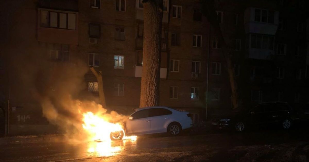 В Киеве разбили и сожгли автомобиль с дипломатическими номерами России