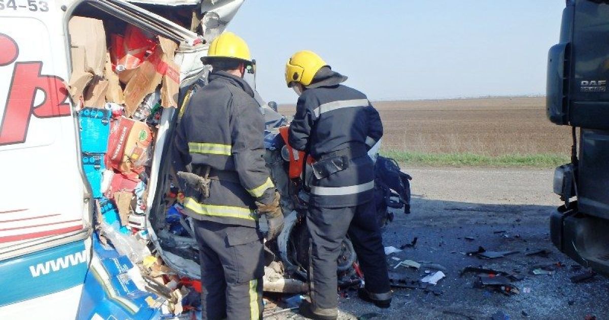 На Херсонщині вантажівка розтрощила мікроавтобус, є загиблі_2 / © Головне Управління ДСНС України у Херсонській області Facebook