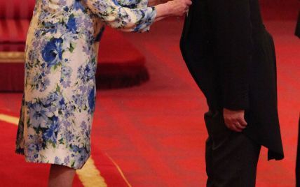 Элегантна и бодра: королева Елизавета на торжественном приеме в Букингемском дворце