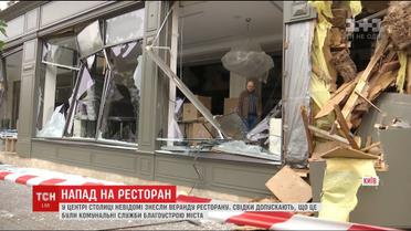 У центрі столиці невідомі зруйнували літню терасу ресторану