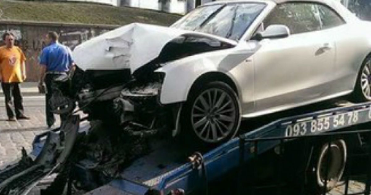 У Львові автівка невдало припаркувалася / © Львівський портал