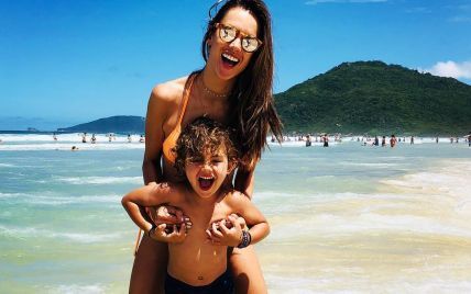 В ярком бикини и в обнимку с сыном: Алессандра Амбросио поделилась новым снимком из отпуска