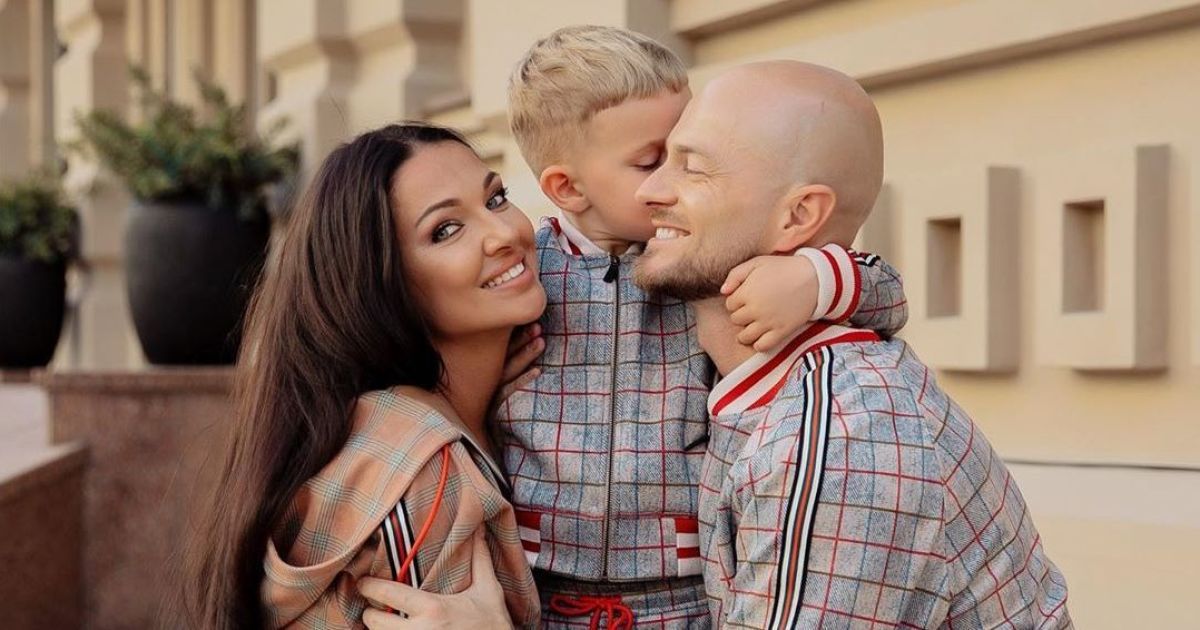 Влад Яма очаровал семейной фотосессией с подросшим сыном в костюмах в стиле "Джентельменов"