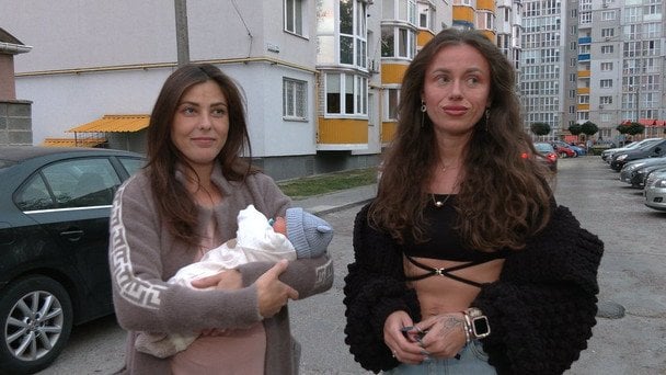 Любов із новонародженим Сашком та подругою Юлею / © Суспільне