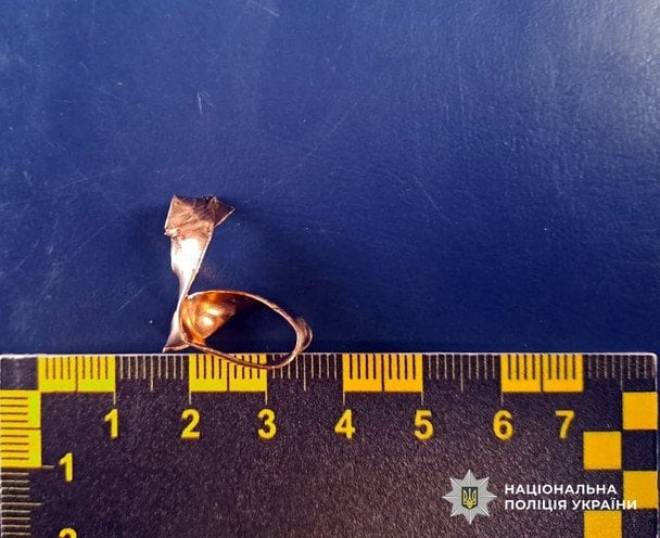 Зірвана плоскогубцями обручка з пальця Едуарда Рошка. Фото: поліція Житомирської області