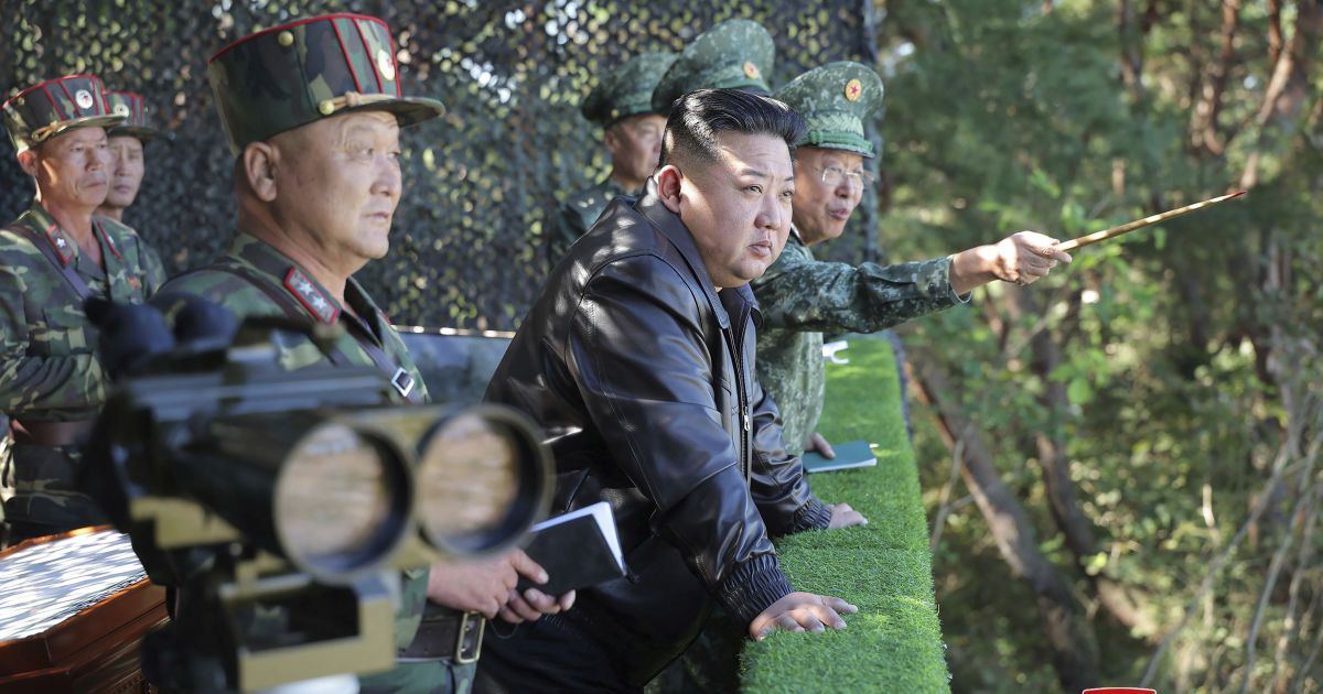 Лідер Північної Кореї Кім Чен Ин разом з військовими