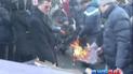 Активисты под комитетом ВР сожгли макет автомобиля