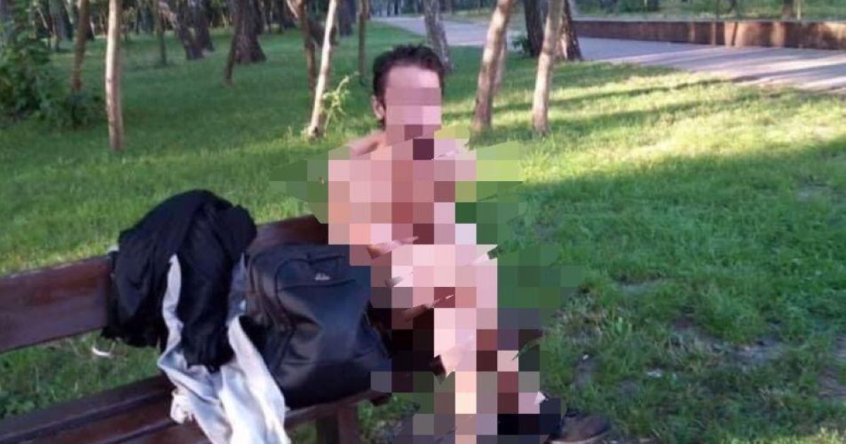 Просто стало жарко: в одном из парков столицы на скамейке отдыхал голый мужчина
