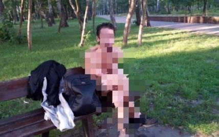 Просто стало спекотно: в одному з парків столиці на лавці відпочивав голий чоловік