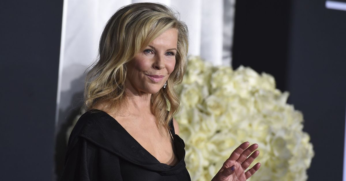 Дочь 67-летней Ким Бессингер показала ее без макияжа