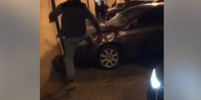 У Києві зняли, як чоловік гамселив ногами припарковане з порушеннями авто