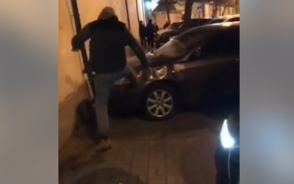 У Києві зняли, як чоловік гамселив ногами припарковане з порушеннями авто