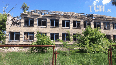 Єврокомісару Гану показали знищене бойовиками Широкине_4 / © Twitter/MFA of Ukraine