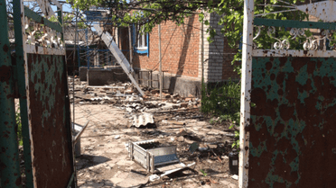 Єврокомісару Гану показали знищене бойовиками Широкине_3 / © Twitter/MFA of Ukraine