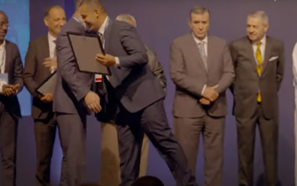 Побратался с врагом: президент Федерации бокса Украины получил награду из рук россиянина Кремлева (видео)