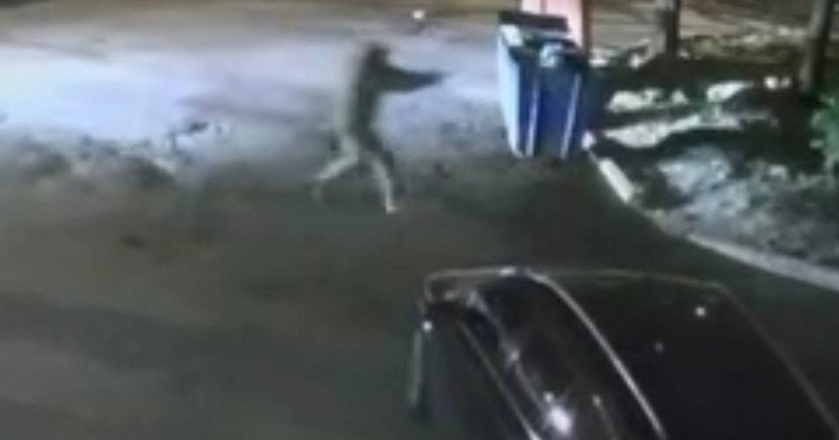 «Даже не спросили документы»: в Харькове мужчина в форме устроил бегущую стрельбу по прохожему.
