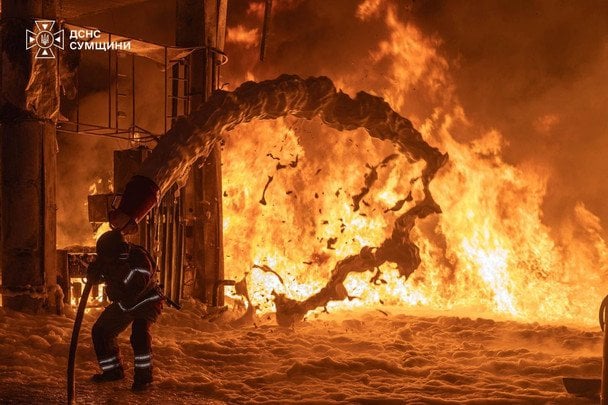 23 липня 206. Російські війська завдали удару по АЗС. Внаслідок обстрілу виникла масштабна пожежа. / © ДСНС