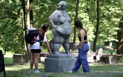 Скандал із пишнотілою скульптурою у Львові: хвиля хейту та зрештою напад вандалів (фото)
