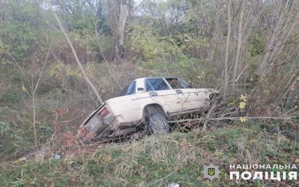 У Київській області п’яний чоловік викрав у друга автівку й розбив її