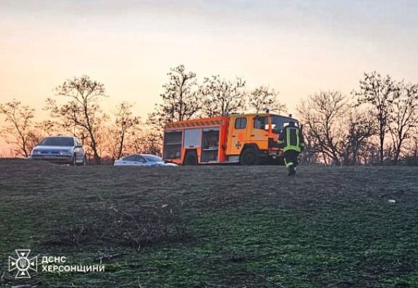 Надзвичайники розшукують ще трьох дітей, які впали в річку Фото: ДСНС Херсонщини / © 