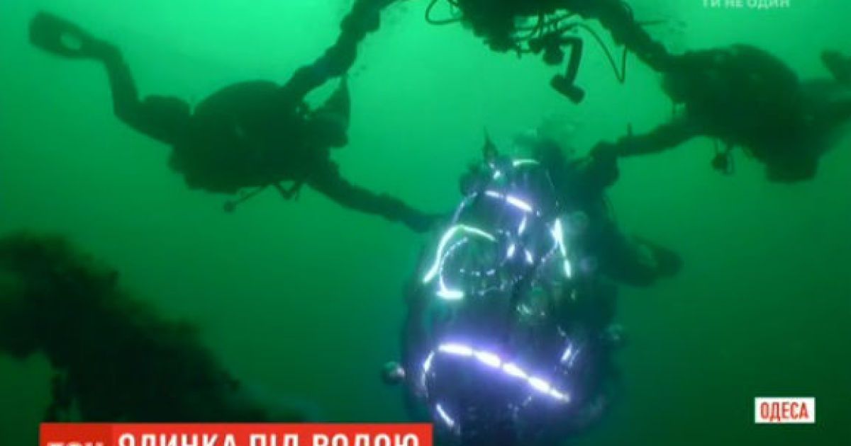 Дайвери України занурюються в крижану воду, щоб відзначити Новий рік