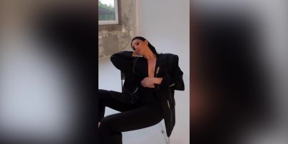 Маша Єфросиніна знялася у пікантному відео, де постала у піджаку на голе тіло