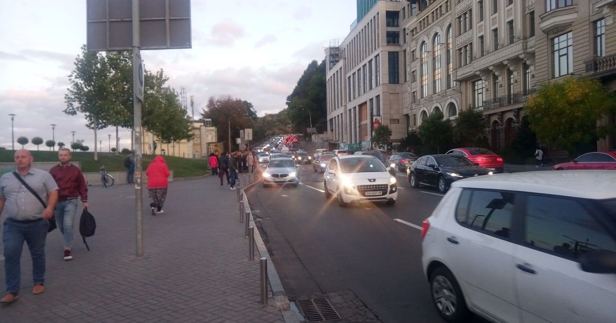 Заминирование моста Метро в Киеве: столицу парализовали пробки, а цены на такси взлетели